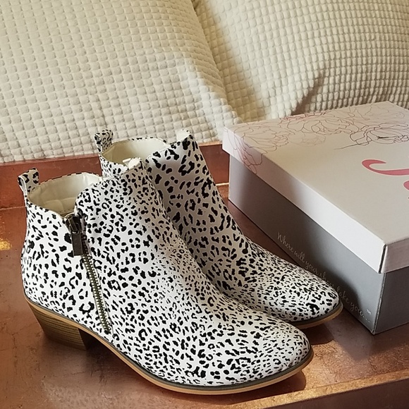 JG Shoes - NIB 9 snow leopard white ankle bootie boutique new